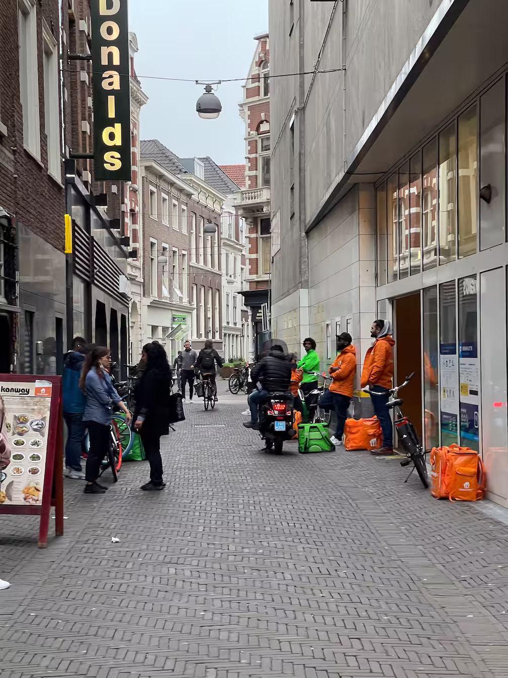 bezorgers wachten op hun bestellingen voor een mcdonalds
