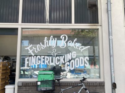 Een fiets met baggagedrager en krat maakt je leven als bezorger veel makkelijker. Platforms stapelen bestellingen steeds meer waardoor bestellingen heel zwaar worden. Het is onveilig om delivery tassen op je rug te dragen. Pas dus op!