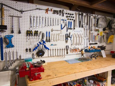 Een garage met tools is de beste manier om je fiets(en) goedkoop te onderhouden. Decathlon is your friend.